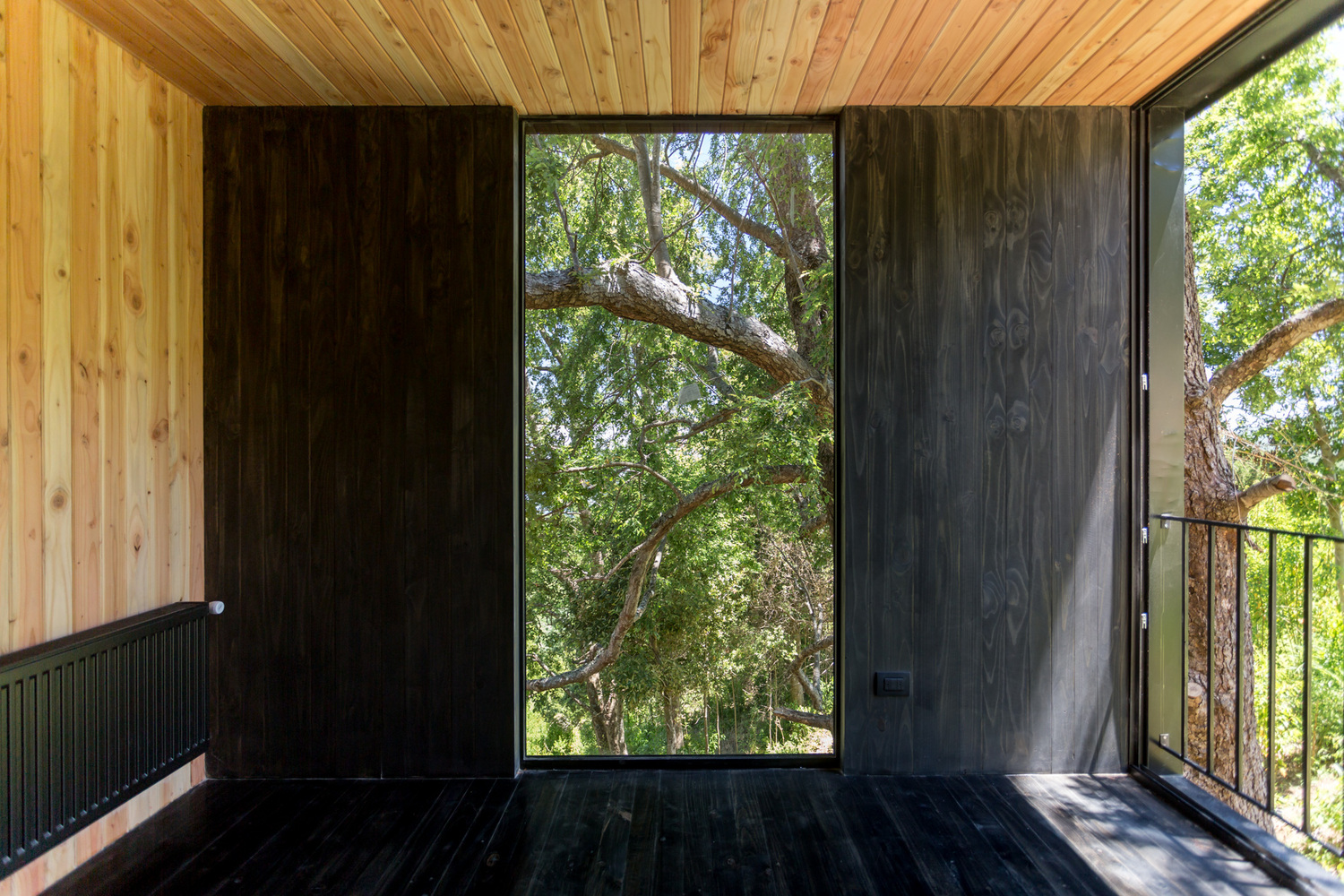 Yellow House — terraza exterior sobre el bosque, arquitecto Alejandro Soffia